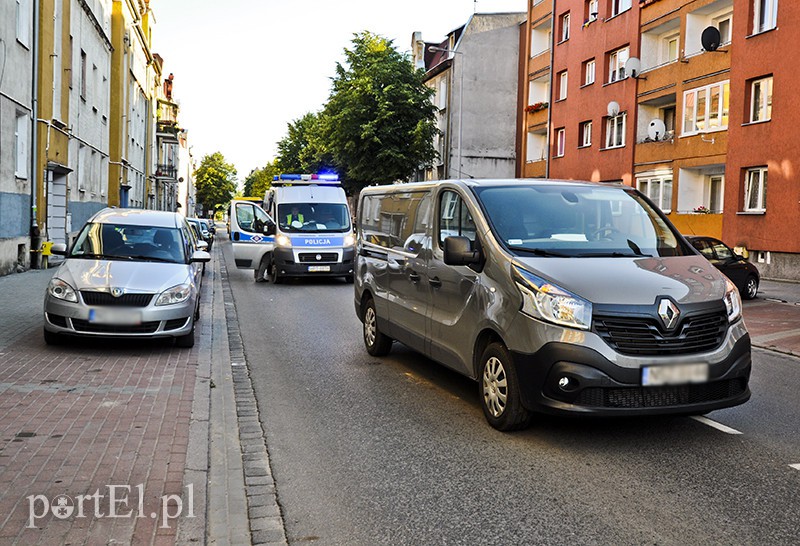 Elbląg, Kierowca renault zahamował, ale dziecko i tak dostało sie pod koła Elbląg, Kierowca renault zahamował, ale dziecko i tak dostało sie pod koła