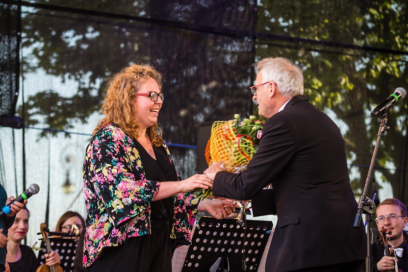 Elbląg, Mirella podziękowała Krzesimirowi Dębskiemu na scenie podczas piątkowego koncertu Elbląg, Mirella podziękowała Krzesimirowi Dębskiemu na scenie podczas piątkowego koncertu