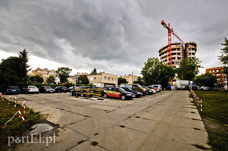 Elbląg, Przy ul. Karowej istnieje teraz tymczasowy parking