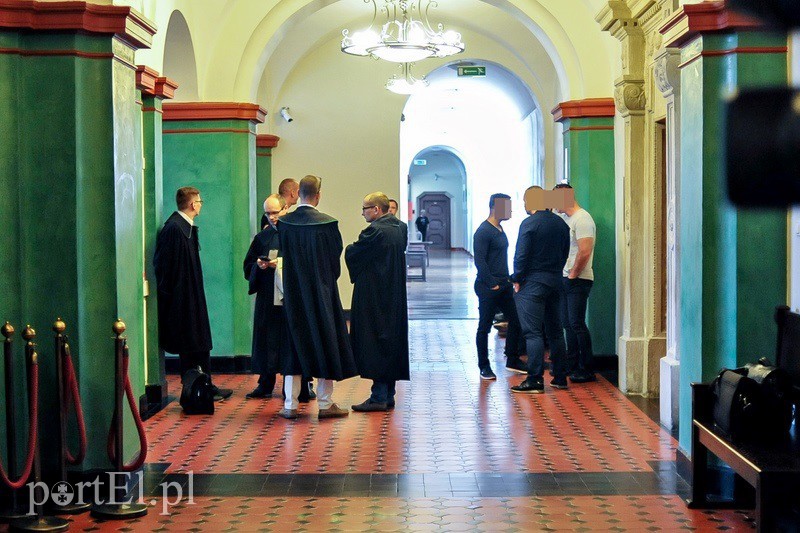 Elbląg, Na ławie oskarżonych zasiada ośmiu mężczyzn z tzw. gangu "Kulawego" oraz ich szef, Jan R.