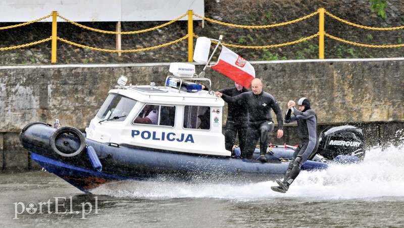 Elbląg, Dziś policjanci z wodnego patrolu prezentowali swoje umiejętności na rzece Elbląg
