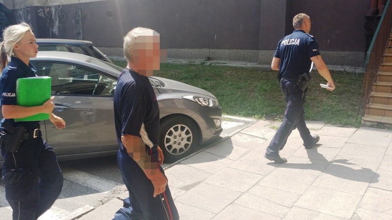 Elbląg, Pijany 60-latek katował psa kijem. Szybka reakcja policjantów Elbląg, Pijany 60-latek katował psa kijem. Szybka reakcja policjantów