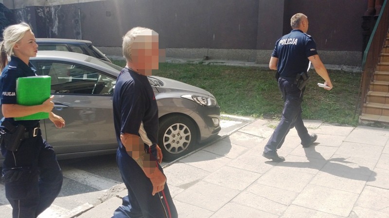 Elbląg, Pijany 60-latek katował psa kijem. Szybka reakcja policjantów