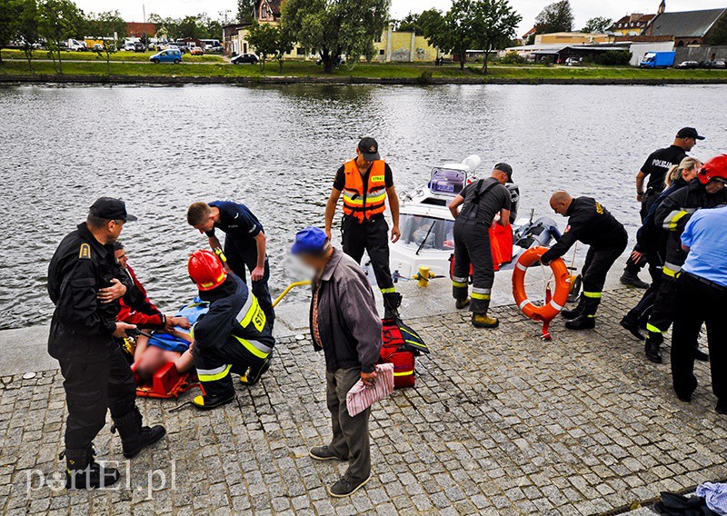 Elbląg, Skoczył do rzeki, uratowali go strażacy i policjanci