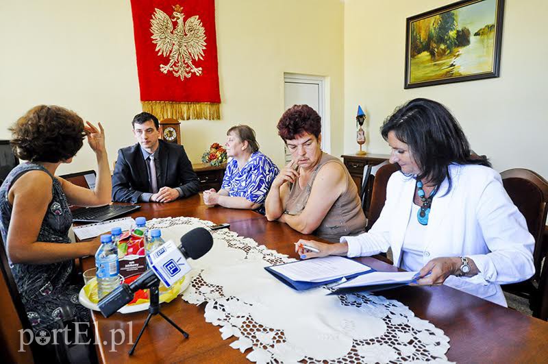 Elbląg, Dziś (17 lipca) przedstawicielki "SIGN" podpisały porozumienie o współpracy z Urzędem Wojewódzkim. Od prawej: Grażyna Kluge, Hanna Sośnicka, Bogusława Szczepańska, Krzysztof Kuriat i Anna Garbarska- Werner Elbląg, Dziś (17 lipca) przedstawicielki "SIGN" podpisały porozumienie o współpracy z Urzędem Wojewódzkim. Od prawej: Grażyna Kluge, Hanna Sośnicka, Bogusława Szczepańska, Krzysztof Kuriat i Anna Garbarska- Werner