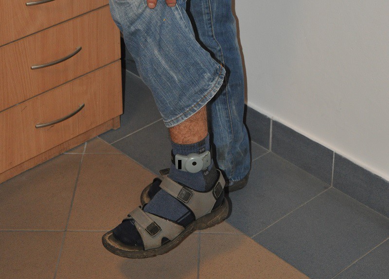 Elbląg, Zatrzymany miał na nodze specjalny elektroniczny nadajnik w postaci opaski, Elbląg, Zatrzymany miał na nodze specjalny elektroniczny nadajnik w postaci opaski,