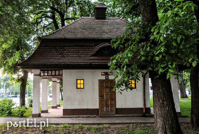 Elbląg, Budynek szaletu miejskiego przy ul. Rycerskiej powstał w latach 20. XX wieku