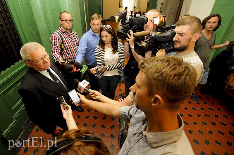 Elbląg, Marek Chrapan tuż po wyroku sądu otoczony przez dziennikarzy Elbląg, Marek Chrapan tuż po wyroku sądu otoczony przez dziennikarzy