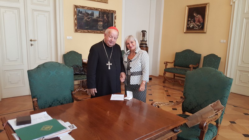 Elbląg, Dyrektor szpitala Wiesława Lech odebrała relikwie Jana Pawła II z rąk kardynała Stanisława Dziwisza