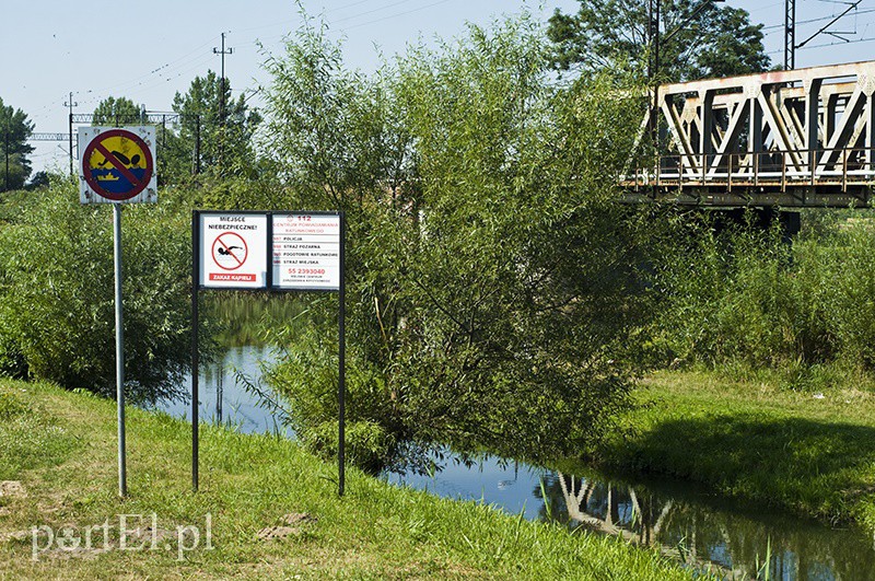 Elbląg, Przy moście kolejowym przed kąpielą ostrzegają tablice