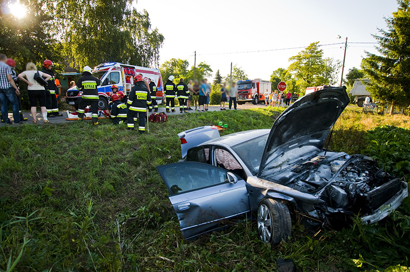 Elbląg, Audi zderzyło się z ciężarówką. Są ranni