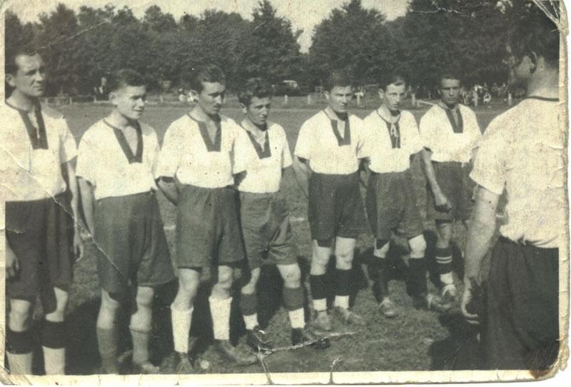 Elbląg, Boisko przy ul. Agrykola i elbląska drużyna - czerwiec 1945 rok Elbląg, Boisko przy ul. Agrykola i elbląska drużyna - czerwiec 1945 rok