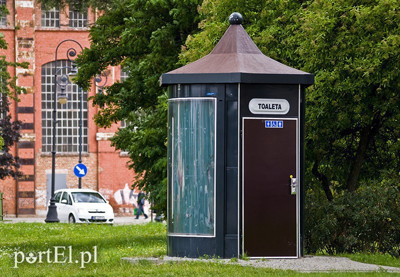 Elbląg, Jeden z miejskich szaletów stoi przy ul. Wodnej Elbląg, Jeden z miejskich szaletów stoi przy ul. Wodnej