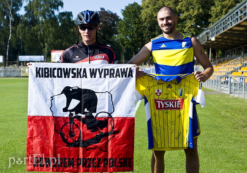 Elbląg, Kapitan Olimpii Dawid Kubowicz przekazał koszulkę z autografami kibicowi, który odwiedził Elbląg