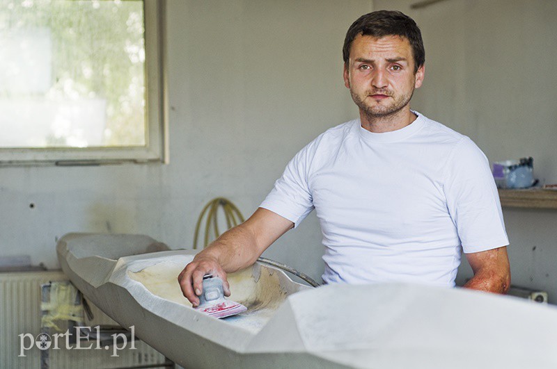 Elbląg, Krzysztof Gąsiorek przy pracy nad jednym z kajakowych modeli