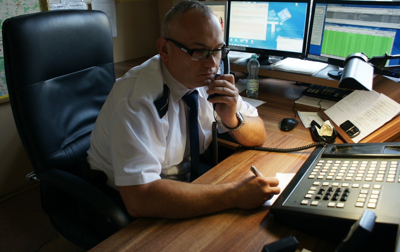 Elbląg, mł. asp. Roman Ryński w trakcie pełnienia służby dyżurnego KMP w Elblągu Elbląg, mł. asp. Roman Ryński w trakcie pełnienia służby dyżurnego KMP w Elblągu