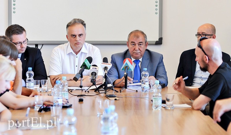 Elbląg, Jerzy Wilk (po prawej) i Marek Pruszak podczas konferencji prasowej Elbląg, Jerzy Wilk (po prawej) i Marek Pruszak podczas konferencji prasowej