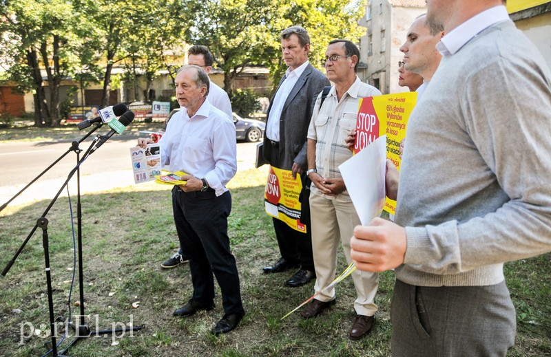 Elbląg, Władysław Mańkut, szef SLD na Warmii i Mazurach (nieco bardziej z przodu) oraz działacze i sympatycy partii