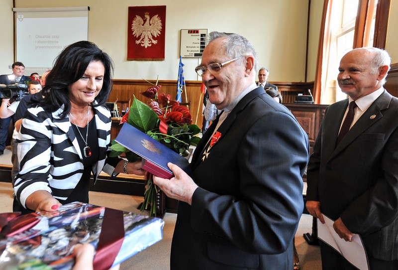 Elbląg, Order wręczyła ks. Józefczykowi wicewojewoda Grażyna Kluge