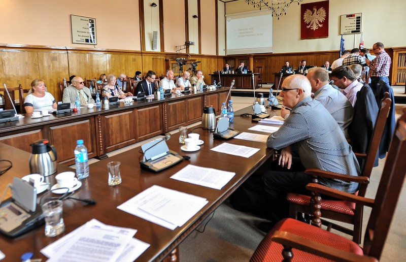 Elbląg, Władza się kłóci, a długi rosną