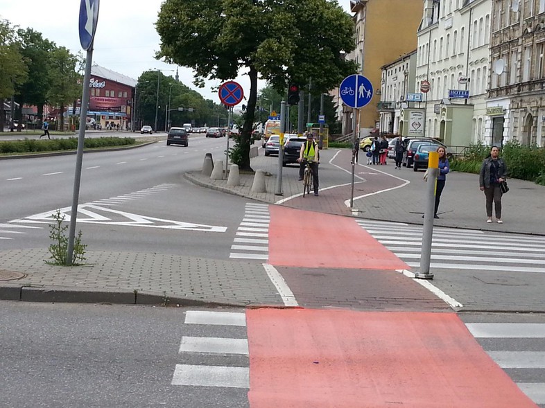 Elbląg, Zakaz zatrzymywania dotyczy również chodnika Elbląg, Zakaz zatrzymywania dotyczy również chodnika