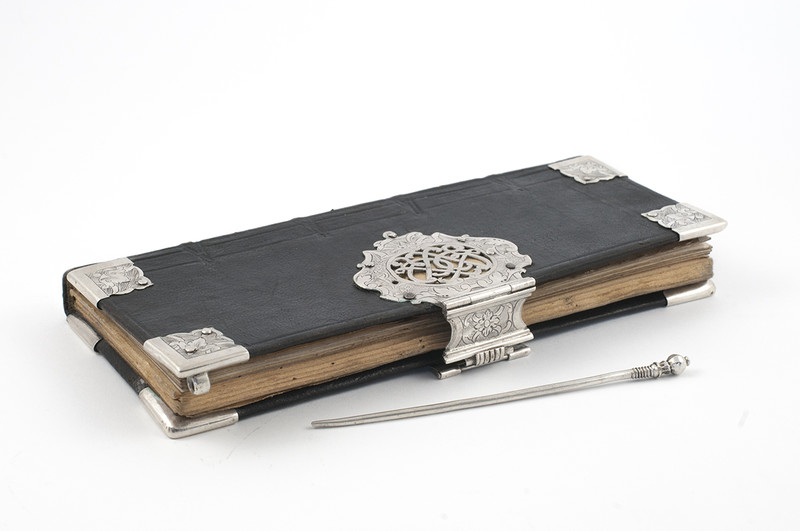 Elbląg, Notes elbląskiego pastora z 1739r. oprawny  w srebrne i złocone aplikacje – dzieło Sigismunda Tolkemita, zakupiony do zbiorów MAH w 2014 r.,