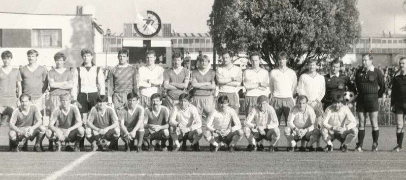 Elbląg, Pamiątkowe zdjęcie piłkarzy Olimpii Elbląg i Legii Warszawa przed meczem w Pucharze Polski, który został rozegrany 24 września 1986 roku Elbląg, Pamiątkowe zdjęcie piłkarzy Olimpii Elbląg i Legii Warszawa przed meczem w Pucharze Polski, który został rozegrany 24 września 1986 roku
