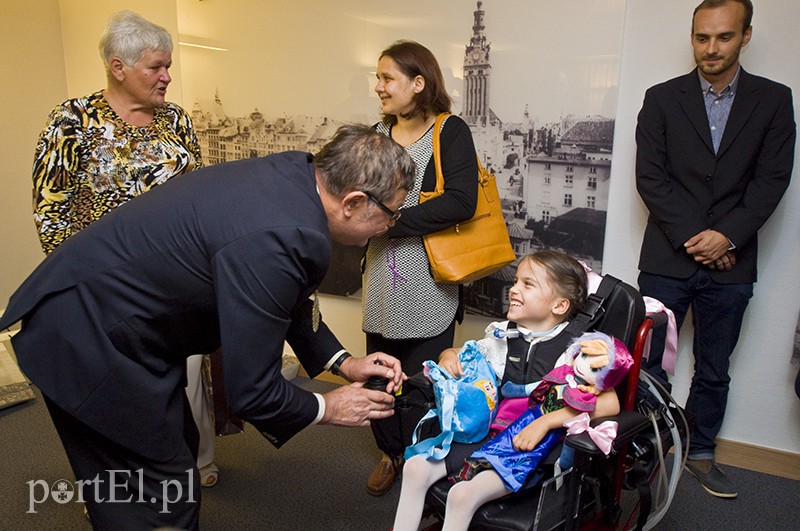 Elbląg, Mała Angelika jest nie tylko ulubienicą strażaków, ale i rotarian