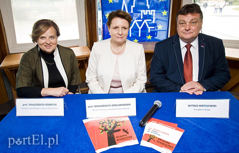 Elbląg, Na zdj. od lewej: Małgorzata Rozbicka, dyrektor Narodowego Instytutu Dziedzictwa, Małgorzata Omilanowska, minister kultury i dziedzictwa narodowego, Witold Wróblewski, prezydent Elbląga Elbląg, Na zdj. od lewej: Małgorzata Rozbicka, dyrektor Narodowego Instytutu Dziedzictwa, Małgorzata Omilanowska, minister kultury i dziedzictwa narodowego, Witold Wróblewski, prezydent Elbląga