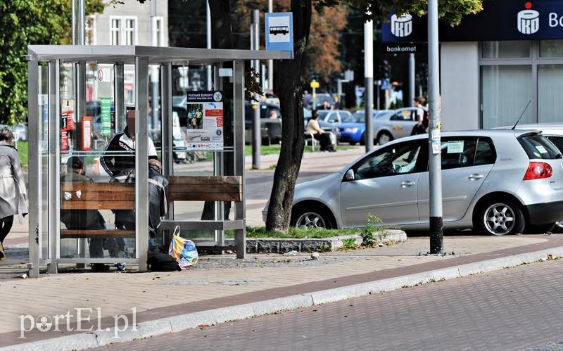 Elbląg, Bezdomni na przystankach - to nie jest rzadki widok w okolicach dworca