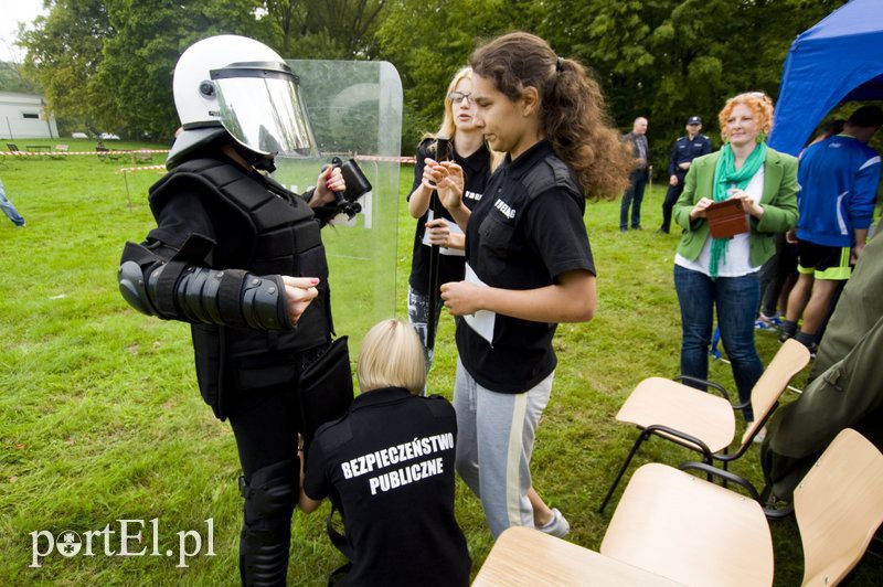 Elbląg, Jedna z konkurencji polegała na jak najszybszym założeniu stroju policjanta