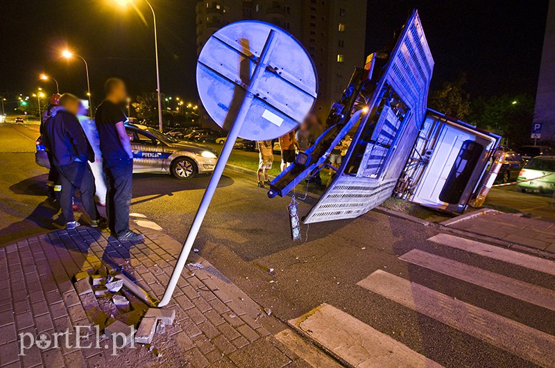 Elbląg, Pirat drogowy staranował lawetę, fiata i sygnalizator