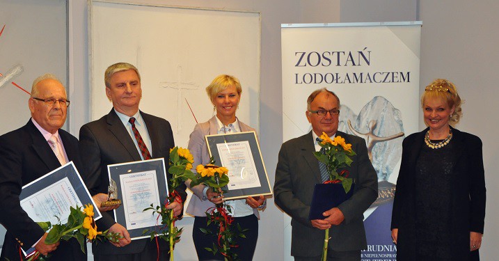 Elbląg, Ryszard Waranków (z lewej) w gronie laureatów konkursu, któremu patronuje znana aktorka Adrianna Biedrzyńska