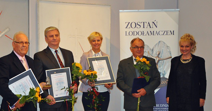 Elbląg, Ryszard Waranków (z lewej) w gronie laureatów konkursu, któremu patronuje znana aktorka Adrianna Biedrzyńska Elbląg, Ryszard Waranków (z lewej) w gronie laureatów konkursu, któremu patronuje znana aktorka Adrianna Biedrzyńska