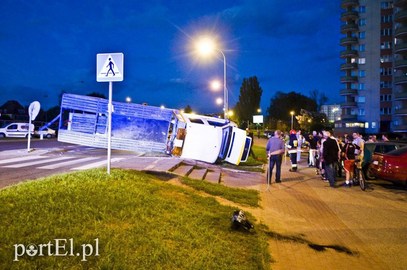 Elbląg, 32-latek najpierw uderzył w lawetę, potem w fiata uno, a zatrzymał się na sygnalizatorze