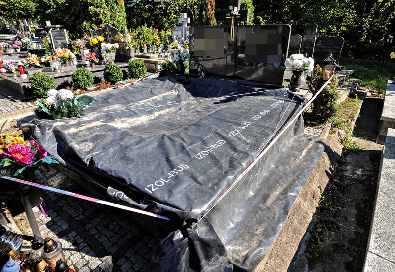Elbląg, Na cmentarzu Dębica zdewastowano grób i zbezczeszczono zwłoki