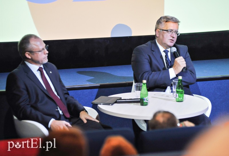 Elbląg, Bronisław Komorowski (po lewej) i Jacek Protas (fot. Anna Dembińska). Spotkanie poprowadził Piotr Derlukiewicz, wieloletni dziennikarz Gazety Wyborczej, przez kilka lat naczelny portEl.pl