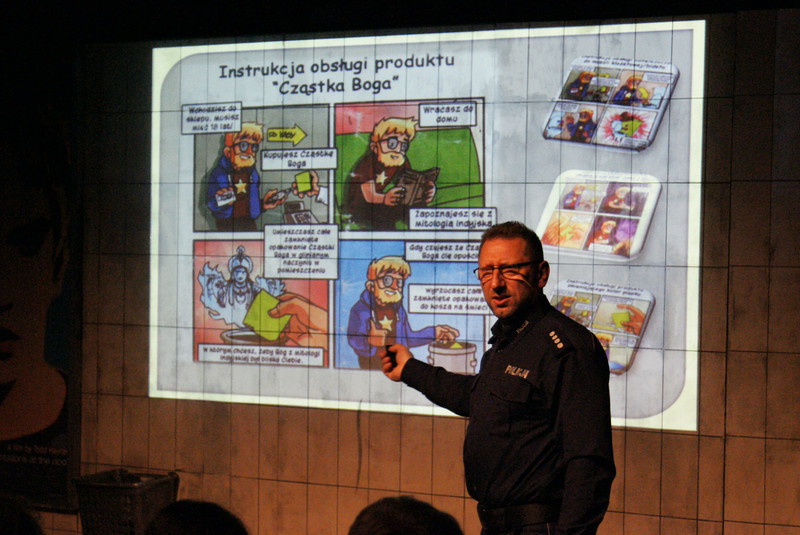 Elbląg, Nadkomisarz Marek Cieślak podczas prewencyjnego spotkania z młodzieżą, Elbląg, Nadkomisarz Marek Cieślak podczas prewencyjnego spotkania z młodzieżą,