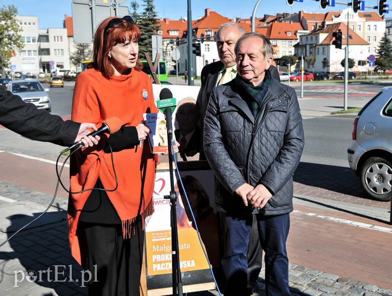 Elbląg, O tym, jak dążyć do równouprawnienia mówiła liderka listy Zjednoczonej Lewicy Małgorzata Prokop-Paczkowska (obok Władysłąw Mańkut i Wincenty Przyborowski)