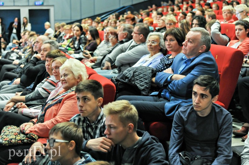 Elbląg, Uczestników dzisiejszego spotkania było tak dużo, że niektórzy musieli siedzieć na schodach