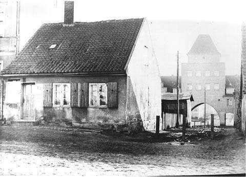 Elbląg, Przy Dąbka istniało wiele jednorodzinnych domków, ten mieścił się przy obecnym skrzyżowaniu z ul. Pionierską