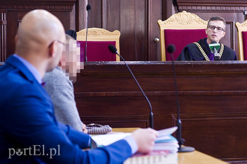 Elbląg, Jakub G. wraz z adwokatem - tak było o godz. 9, bo decyzją, która zapadła kilka godzin później sąd zakazał fotografowania sali Elbląg, Jakub G. wraz z adwokatem - tak było o godz. 9, bo decyzją, która zapadła kilka godzin później sąd zakazał fotografowania sali