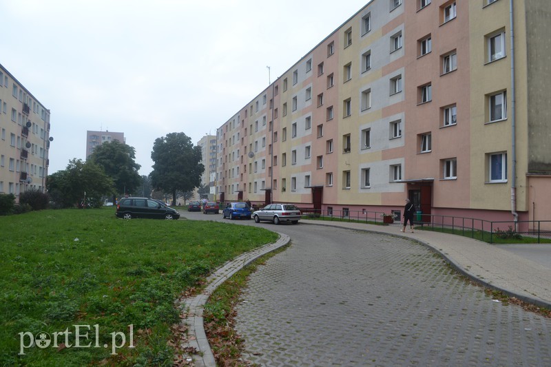 Elbląg, Mieszkańcy skarżą się, że przed blokiem nie ma ani jednej latarni