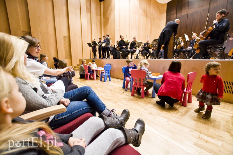 Elbląg, Starsze dzieci słuchały, młodsze rysowały tuż pod sceną