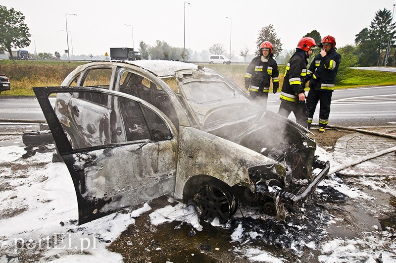 Elbląg, Mimo szybkiej akcji strażaków, auto spłonęło doszczętnie Elbląg, Mimo szybkiej akcji strażaków, auto spłonęło doszczętnie