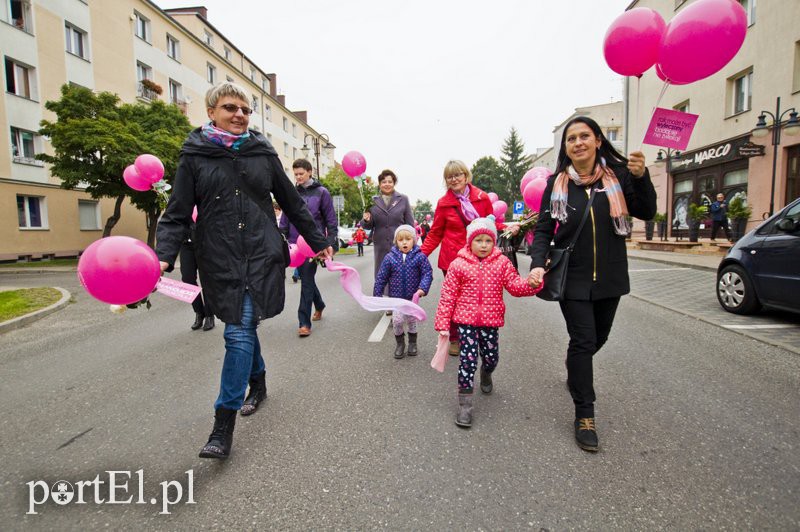 Elbląg, Starsi i młodsi, dzieci i młodzież, mężczyźni i kobiety - dziś (17 października) wszyscy razem ruszyli spod Urzędu Miejskiego, żeby zamanifestować radość życia