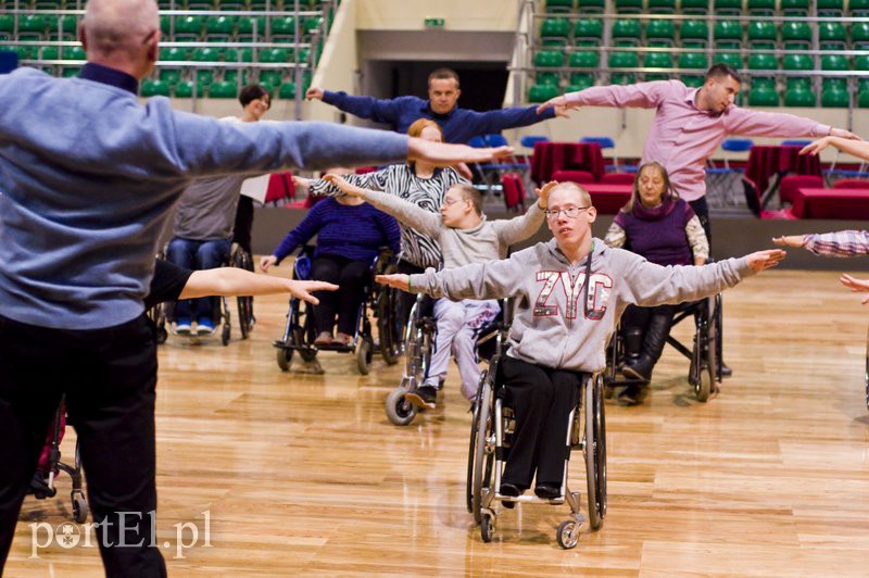 Elbląg, Włodzimierz Ciok obecnym na hali pokazywał różne figury i ćwiczenia