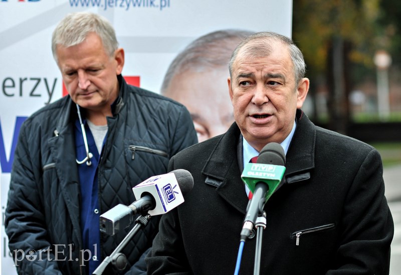 Elbląg, Jerzy Wilk prowadzi kampanię indywidualną (za nim dr Waldemar Bieniek, który kieruje oddziałem pulmonologii w szpitalu miejskim) Elbląg, Jerzy Wilk prowadzi kampanię indywidualną (za nim dr Waldemar Bieniek, który kieruje oddziałem pulmonologii w szpitalu miejskim)