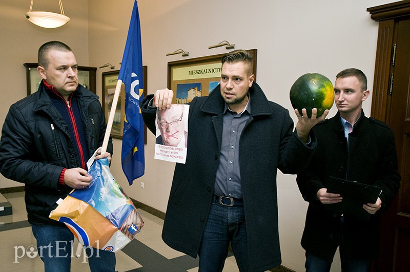 Elbląg, Michał Szydlarski trzyma arbuza i podobiznę prezydenta. Jest również kandydatem partii KORWiN w tegorocznych wyborach do Sejmu