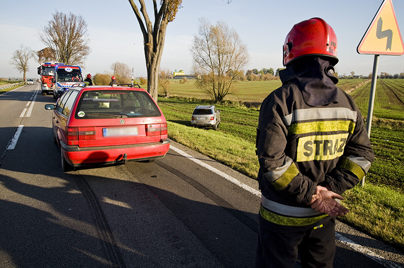 Elbląg, Mercedes wypchnięty z drogi, ucierpiały dzieci